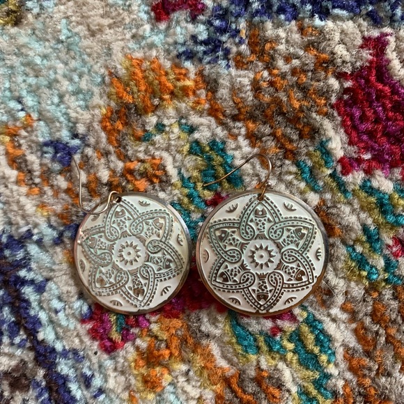 American Eagle white and gold round earrings - Picture 3 of 3